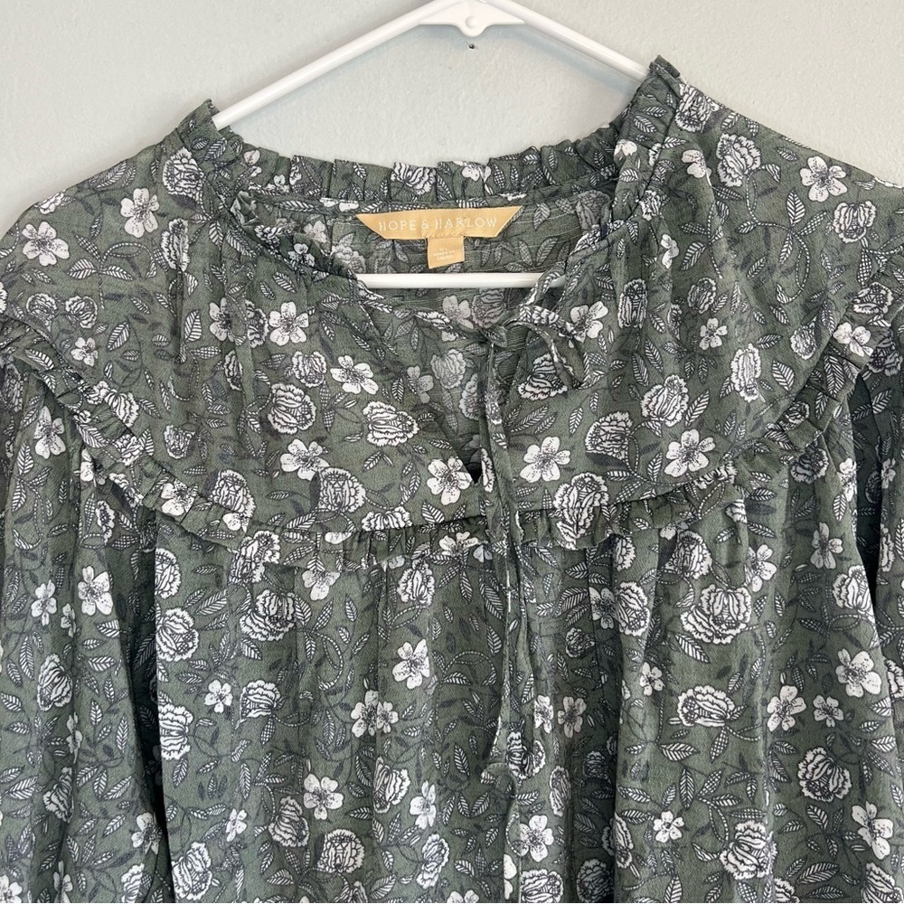 NWT Hope & Harlow Ruffle Neck Cuff Sleeve Gray Green Floral Blouse Sz XL Cottage - Picture 2 of 16